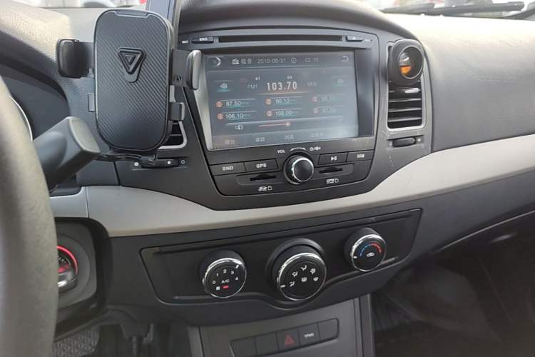 Used Roewe 350 2015 1.5L Automatic Luxury Sunroof Edition Audio And AC Panel