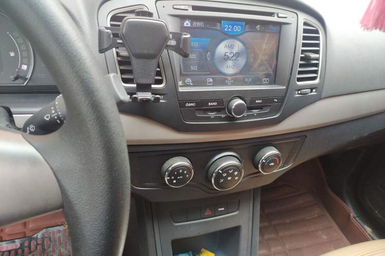 Used Roewe 350 2015 1.5L Automatic Luxury Sunroof Edition Audio And AC Panel