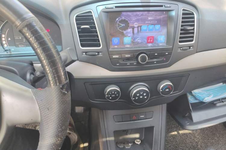 Used Roewe 350 2015 1.5L Manual Luxury Sunroof Edition Audio And AC Panel