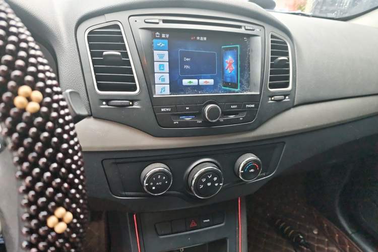 Used Roewe 350 2015 1.5L Manual Luxury Sunroof Edition Audio And AC Panel
