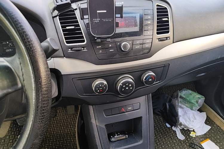 Used Roewe 350 2015 1.5L Manual Luxury Sunroof Edition Audio And AC Panel
