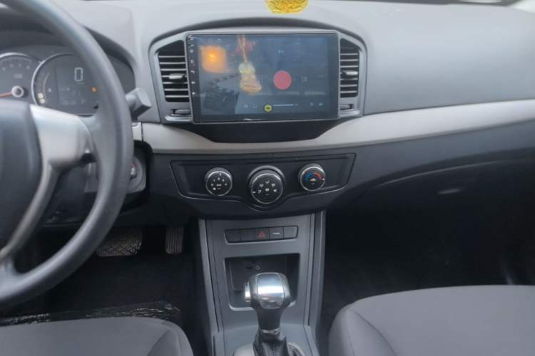 Used Roewe 350 2015 1.5L Automatic Luxury Sunroof Edition Audio And AC Panel