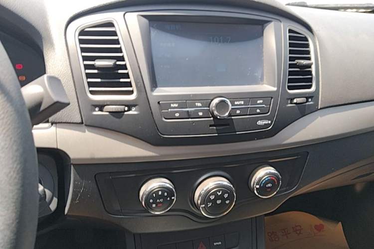 Used Roewe 350 2015 1.5L Automatic Luxury Sunroof Edition Audio And AC Panel