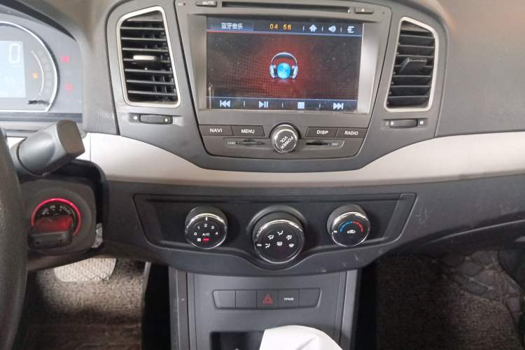 Used Roewe 350 2015 1.5L Automatic Luxury Sunroof Edition Audio And AC Panel