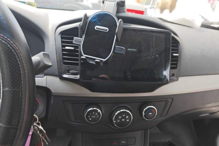 Used Roewe 350 2015 1.5L Automatic Luxury Sunroof Edition Audio And AC Panel