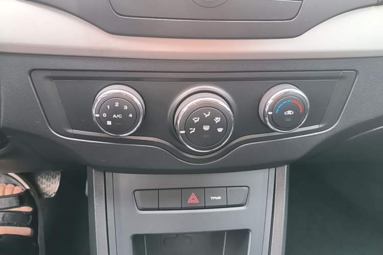 Used Roewe 350 2015 1.5L Automatic Luxury Sunroof Edition Audio And AC Panel