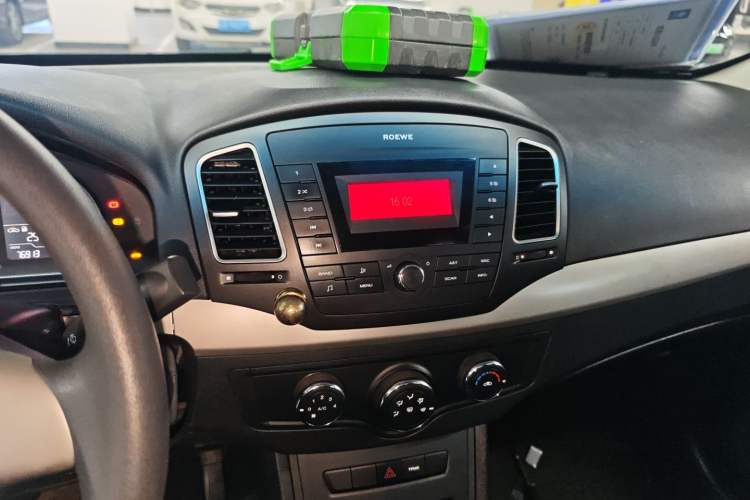 Used Roewe 350 2015 1.5L Manual Luxury Sunroof Edition Audio And AC Panel