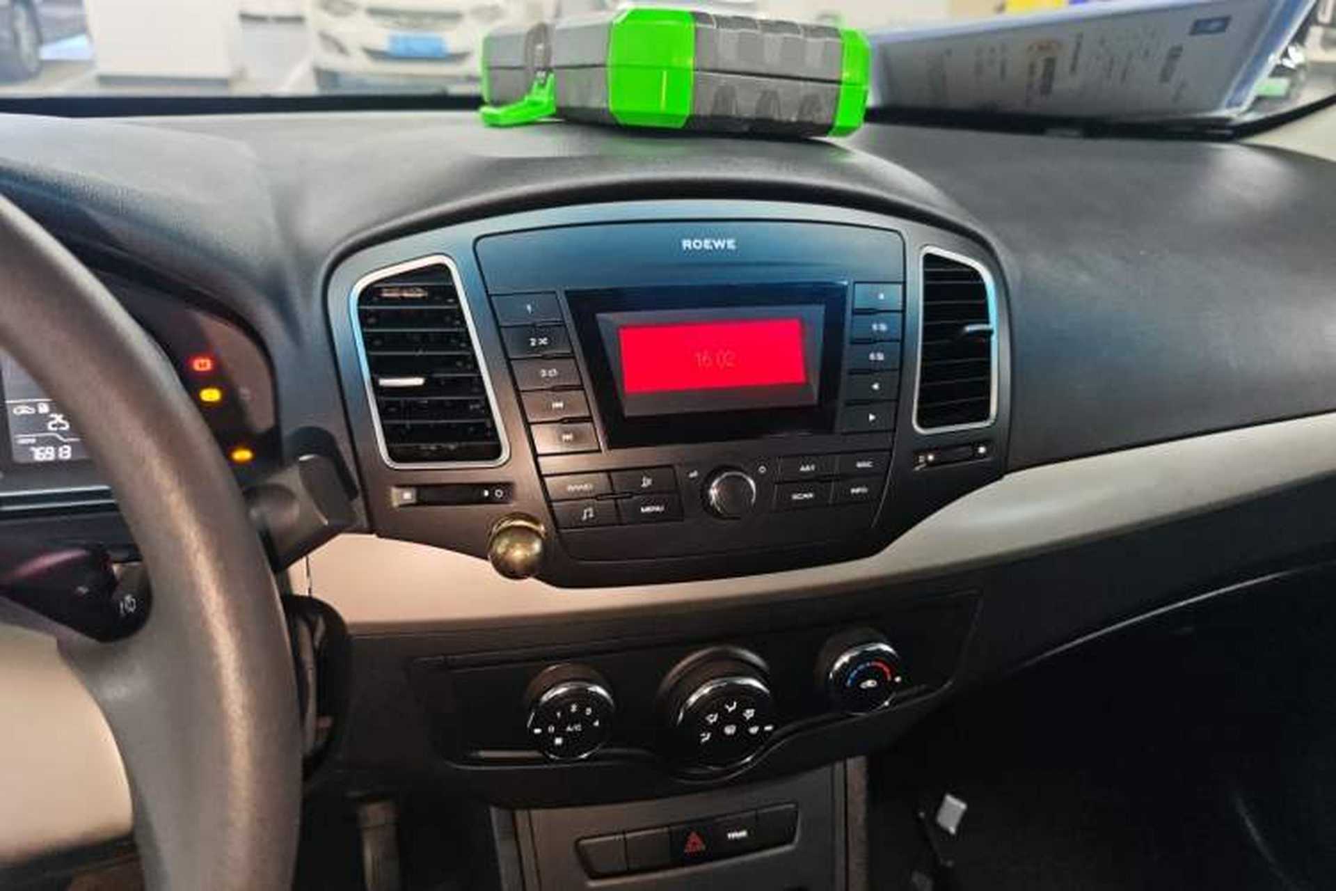Used Roewe 350 2015 1.5L Manual Luxury Sunroof Edition Audio And AC Panel