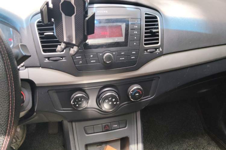 Used Roewe 350 2015 1.5L Automatic Luxury Sunroof Edition Audio And AC Panel