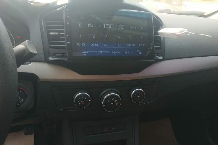 Used Roewe 350 2015 1.5L Manual Luxury Sunroof Edition Audio And AC Panel