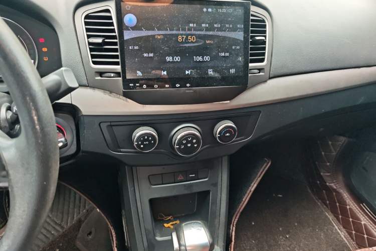 Used Roewe 350 2015 1.5L Automatic Luxury Sunroof Edition Audio And AC Panel