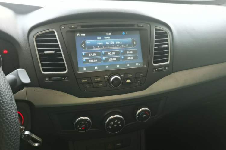 Used Roewe 350 2015 1.5L Manual Luxury Sunroof Edition Audio And AC Panel