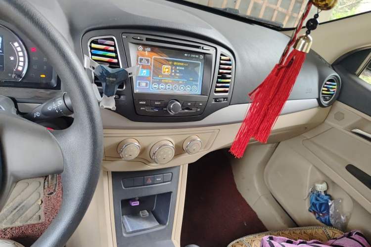 Used Roewe 350 2015 1.5L Manual Luxury Sunroof Edition Audio And AC Panel