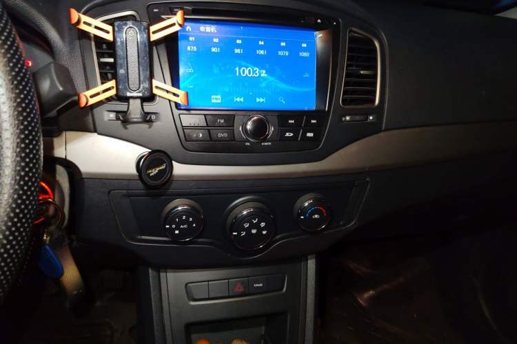 Used Roewe 350 2015 1.5L Manual Luxury Sunroof Edition Audio And AC Panel