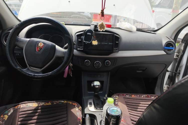 Used Roewe 350 2015 1.5L Automatic Luxury Sunroof Edition Center Console