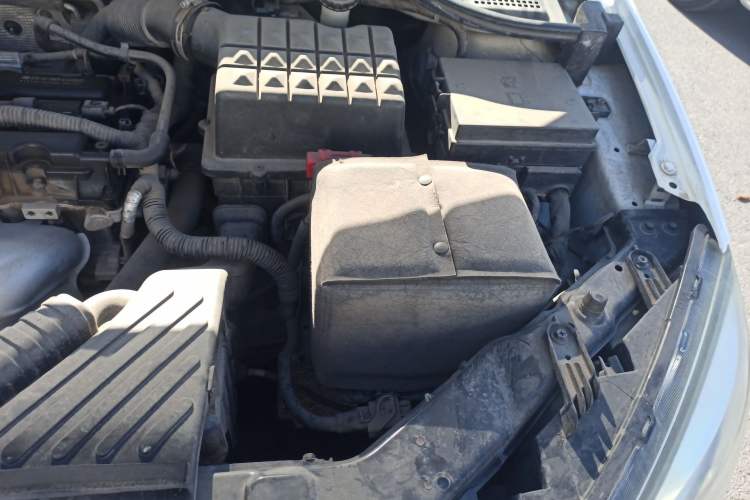 Used Roewe 350 2015 1.5L Manual Luxury Sunroof Edition Engine Bay Left