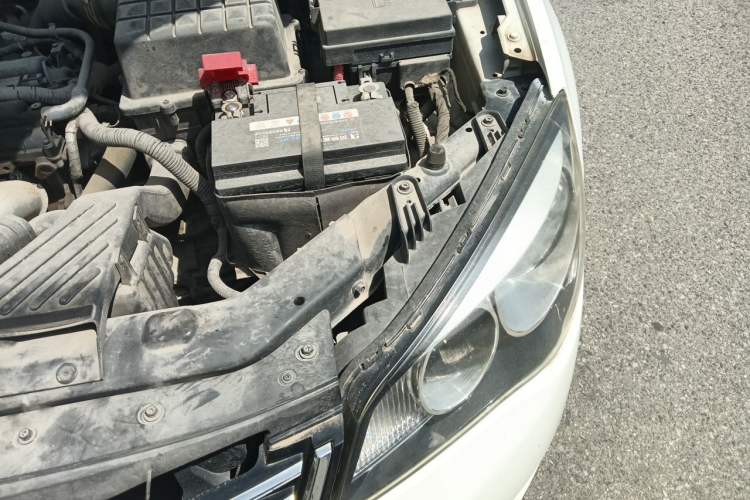 Used Roewe 350 2015 1.5L Manual Luxury Sunroof Edition Engine Bay Left