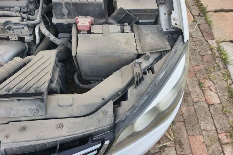 Used Roewe 350 2015 1.5L Manual Luxury Sunroof Edition Engine Bay Left