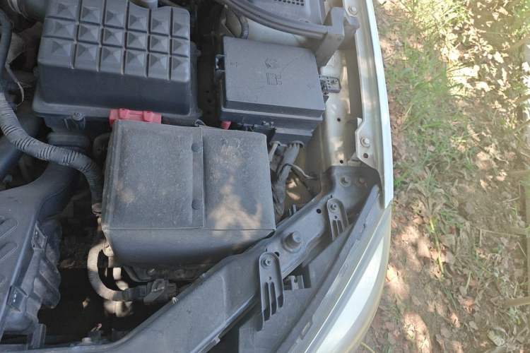 Used Roewe 350 2015 1.5L Manual Luxury Sunroof Edition Engine Bay Left