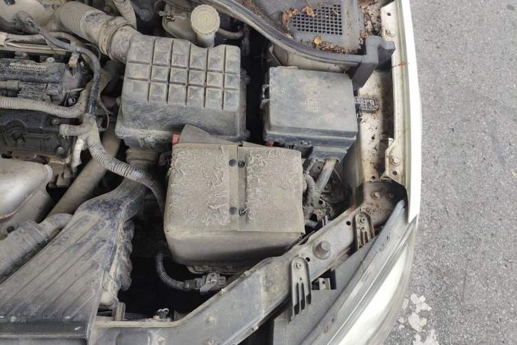Used Roewe 350 2015 1.5L Manual Luxury Sunroof Edition Engine Bay Left