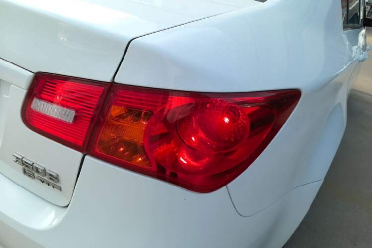 Used Roewe 350 2015 1.5L Manual Luxury Sunroof Edition Exterior 3