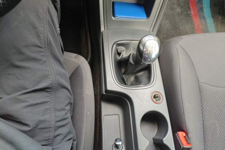 Used Roewe 350 2015 1.5L Manual Luxury Sunroof Edition Gear Lever