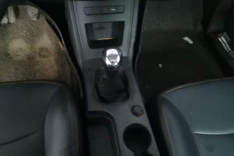 Used Roewe 350 2015 1.5L Manual Luxury Sunroof Edition Gear Lever