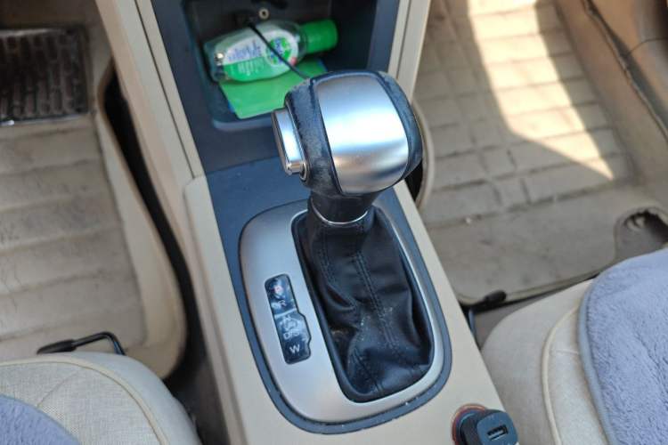 Used Roewe 350 2015 1.5L Automatic Luxury Sunroof Edition Gear Lever