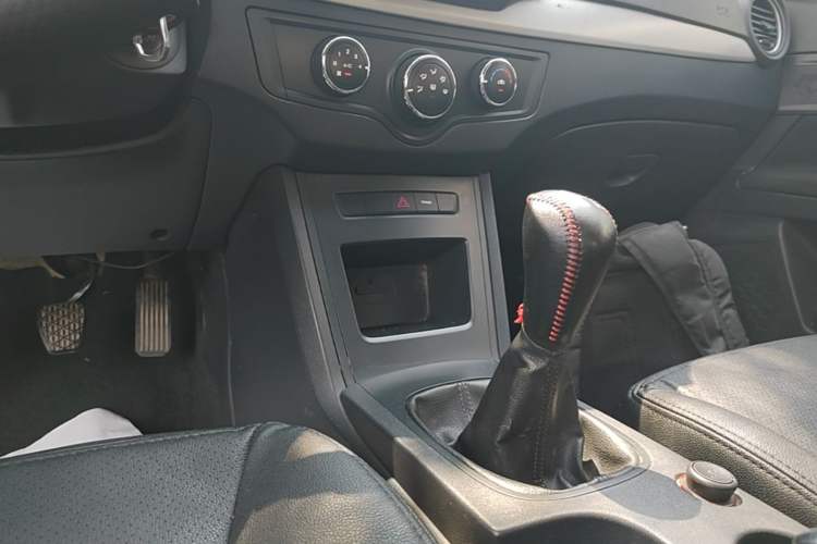 Used Roewe 350 2015 1.5L Manual Luxury Sunroof Edition Gear Lever