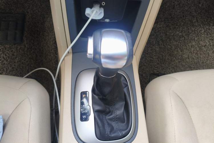 Used Roewe 350 2015 1.5L Automatic Luxury Sunroof Edition Gear Lever