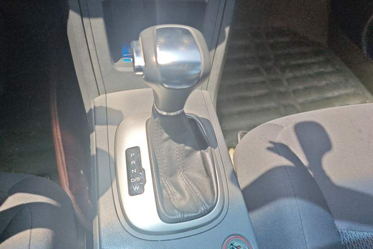 Used Roewe 350 2015 1.5L Automatic Luxury Sunroof Edition Gear Lever