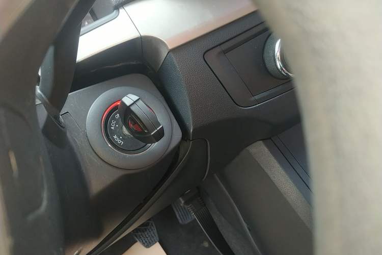 Used Roewe 350 2015 1.5L Manual Luxury Sunroof Edition Interior 1