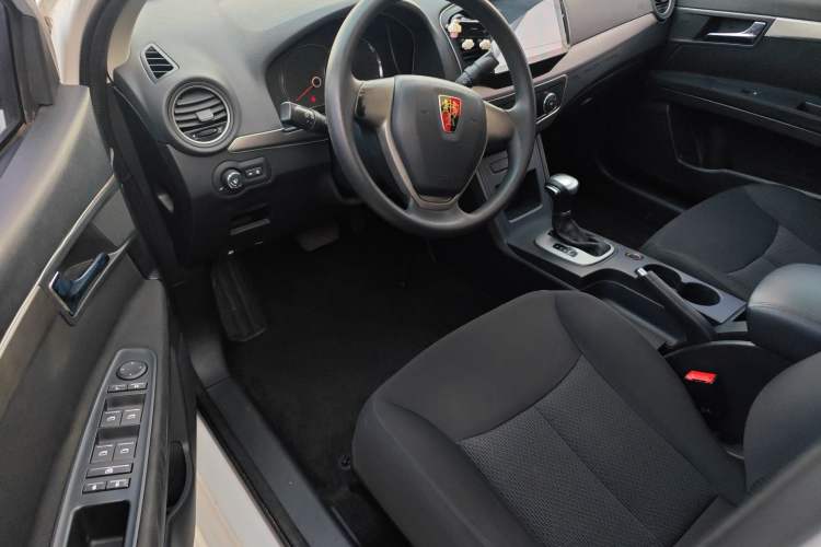 Used Roewe 350 2015 1.5L Automatic Luxury Sunroof Edition Interior 2