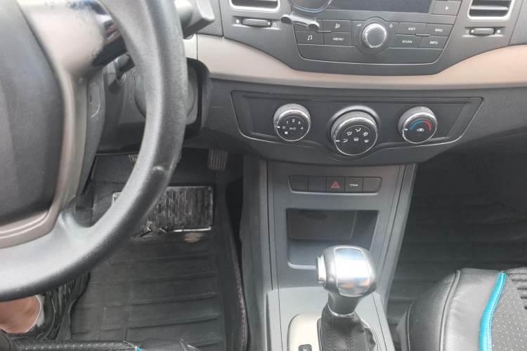 Used Roewe 350 2015 1.5L Automatic Luxury Sunroof Edition Interior 3