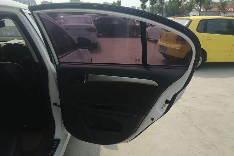 Used Roewe 350 2015 1.5L Manual Luxury Sunroof Edition Interior 6