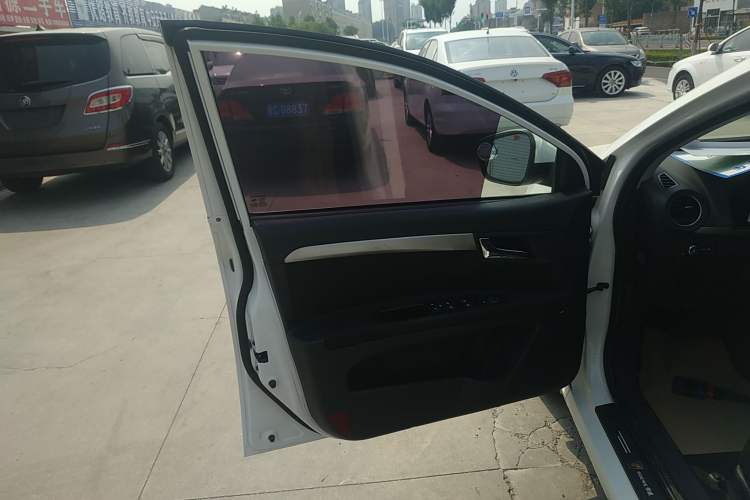 Used Roewe 350 2015 1.5L Manual Luxury Sunroof Edition Interior 7