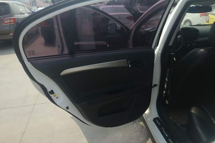 Used Roewe 350 2015 1.5L Manual Luxury Sunroof Edition Interior 8