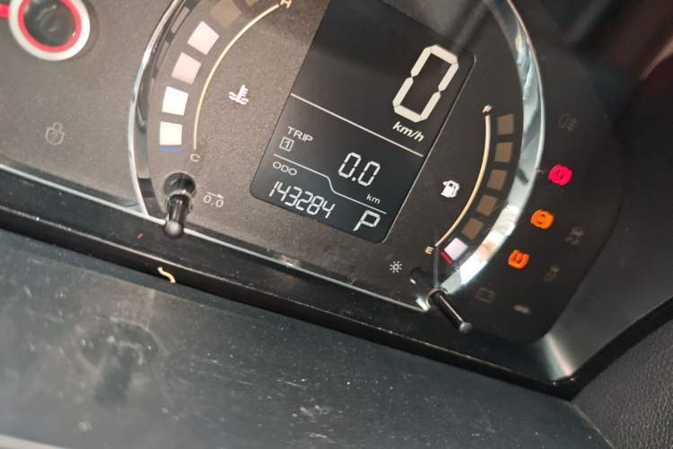 Used Roewe 350 2015 1.5L Automatic Luxury Sunroof Edition Odometer Close Up