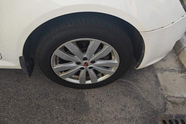 Used Roewe 350 2015 1.5L Manual Luxury Sunroof Edition Right Front Wheel Hub