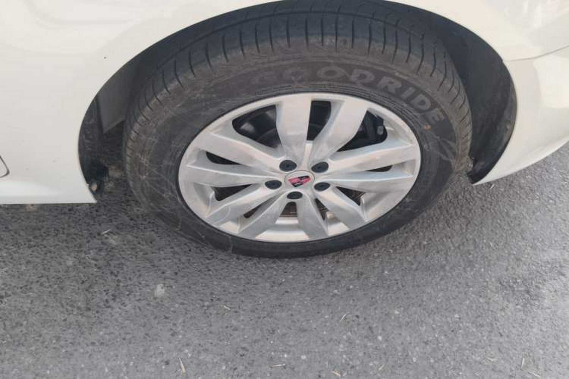 Used Roewe 350 2015 1.5L Manual Luxury Sunroof Edition Right Front Wheel Hub