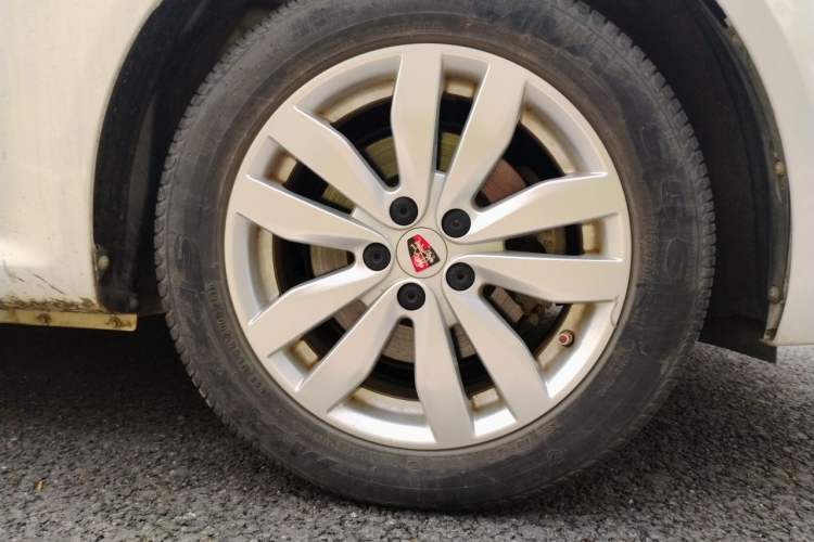 Used Roewe 350 2015 1.5L Manual Luxury Sunroof Edition Right Front Wheel Hub