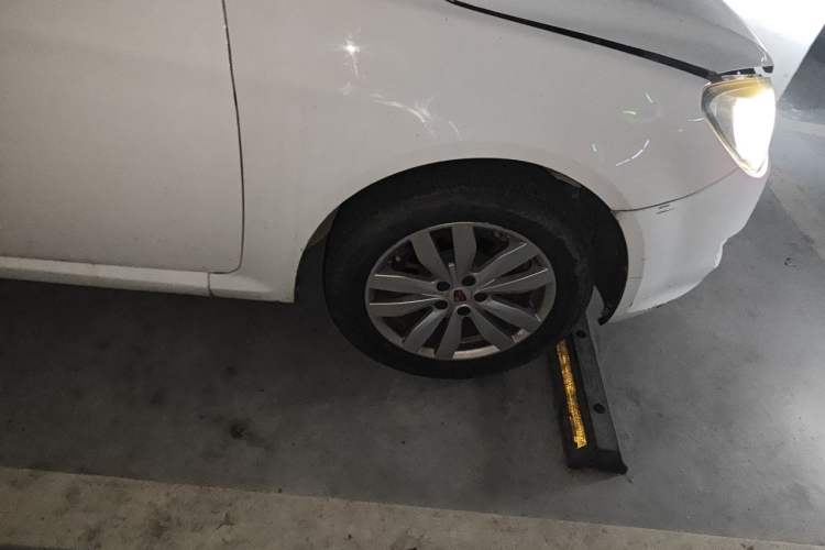 Used Roewe 350 2015 1.5L Automatic Luxury Sunroof Edition Right Front Wheel Hub