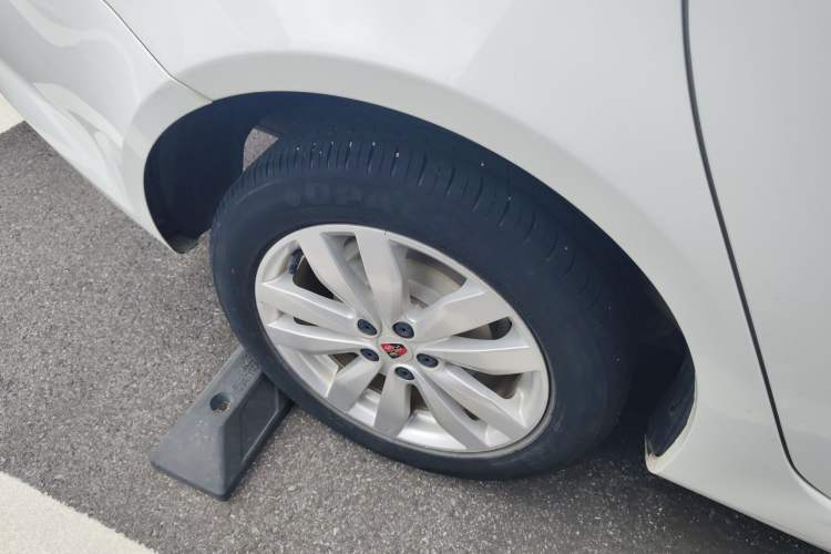 Used Roewe 350 2015 1.5L Manual Luxury Sunroof Edition Right Rear Wheel Hub