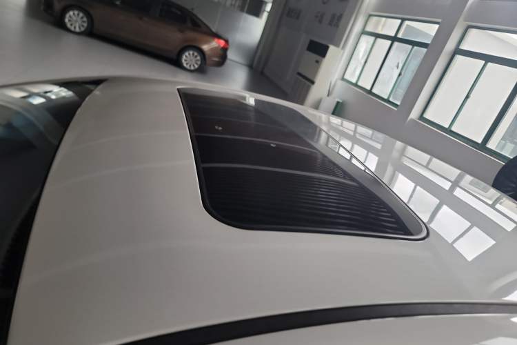 Used Roewe 350 2015 1.5L Automatic Luxury Sunroof Edition Roof