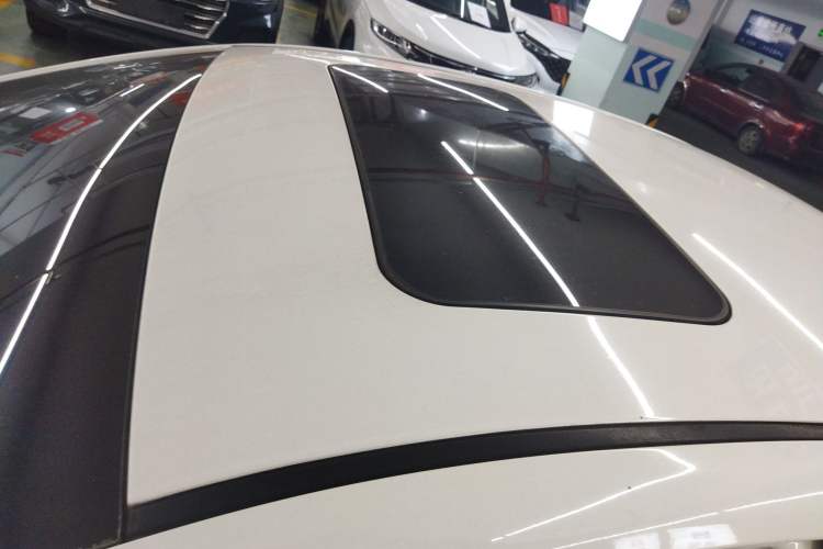 Used Roewe 350 2015 1.5L Automatic Luxury Sunroof Edition Roof