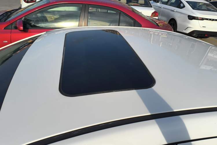 Used Roewe 350 2015 1.5L Manual Luxury Sunroof Edition Roof