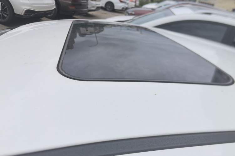 Used Roewe 350 2015 1.5L Automatic Luxury Sunroof Edition Roof