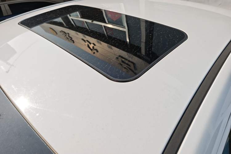 Used Roewe 350 2015 1.5L Manual Luxury Sunroof Edition Roof