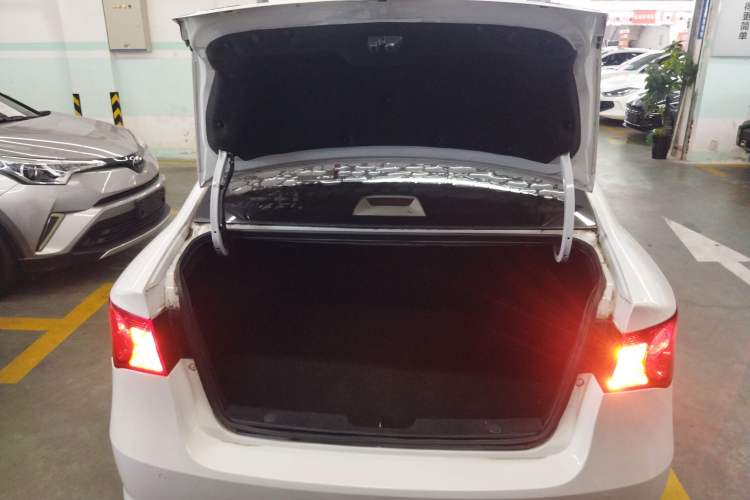 Used Roewe 350 2015 1.5L Automatic Luxury Sunroof Edition Trunk
