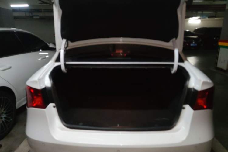 Used Roewe 350 2015 1.5L Automatic Luxury Sunroof Edition Trunk